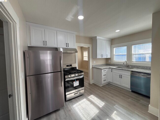 706 E 12th St in Pittsburg, CA - Building Photo - Building Photo