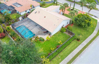 10124 Ramblewood Dr in Coral Springs, FL - Building Photo - Building Photo