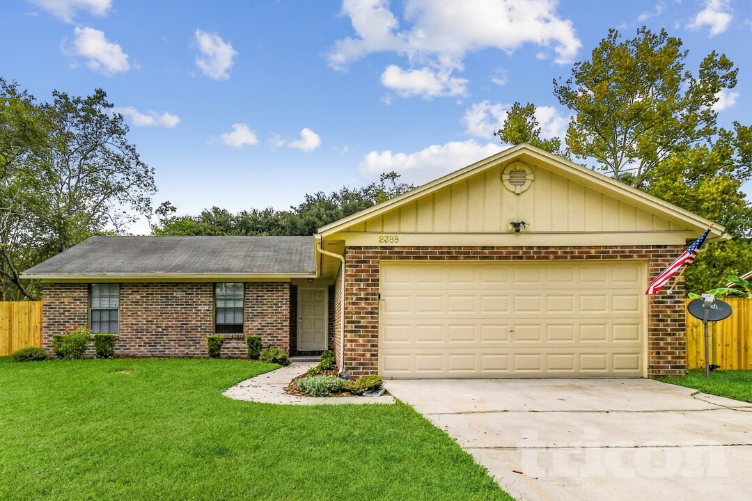 2388 Kirkwall St in Orange Park, FL - Foto de edificio