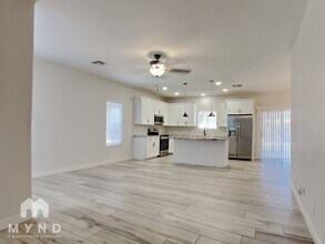 7236 W Zak Rd in Phoenix, AZ - Building Photo - Building Photo