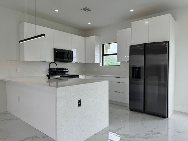 3210 8th St SW in Lehigh Acres, FL - Building Photo - Building Photo