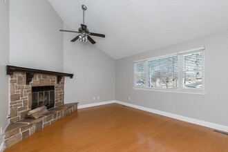 1425 Martway Cir in Olathe, KS - Foto de edificio - Building Photo