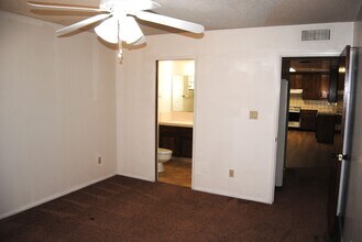 200 Douglas St in Bakersfield, CA - Building Photo - Building Photo