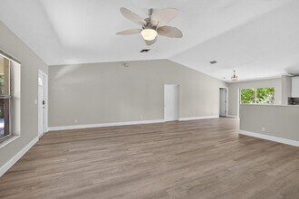 16971 Mayfair Dr E in The Acreage, FL - Foto de edificio - Building Photo