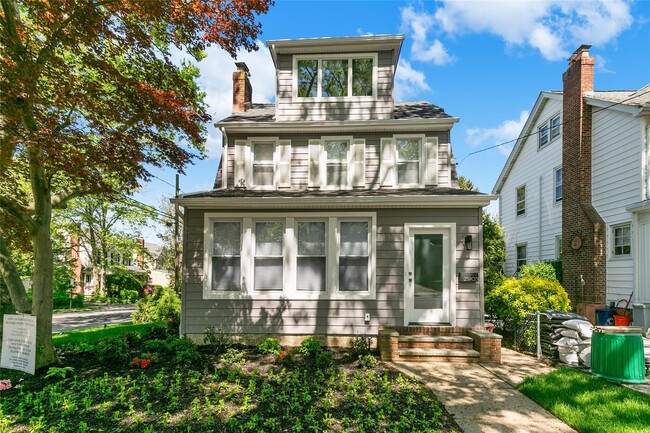 25903 Pembroke Ave in Great Neck, NY - Building Photo - Building Photo
