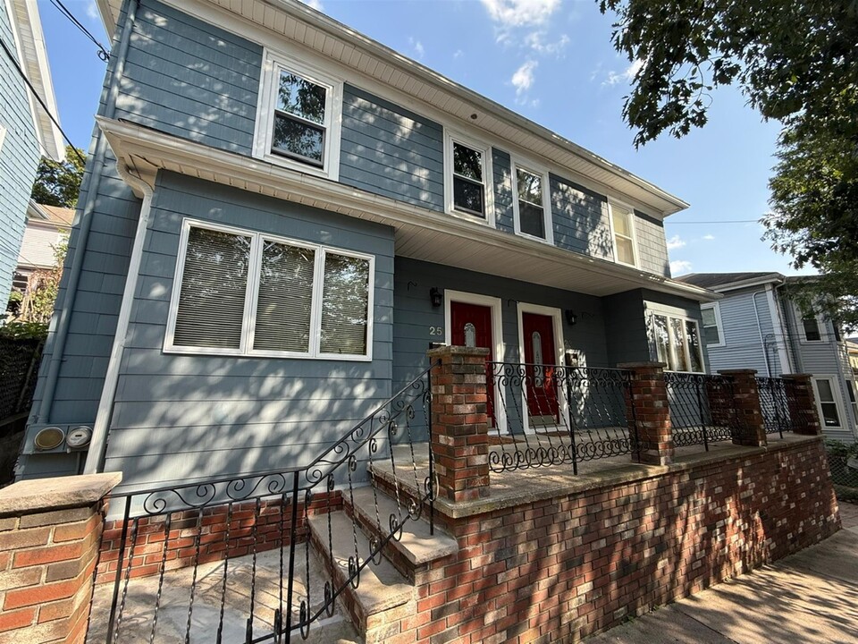 25 Putnam St in Somerville, MA - Building Photo