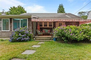 2 Cliff Ave in Newport, RI - Building Photo