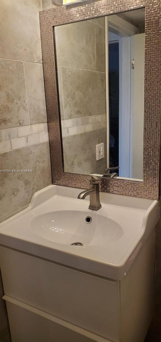 467 Golden Isles Dr in Hallandale Beach, FL - Building Photo - Building Photo