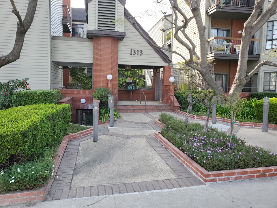 1313 Valley View Rd, Unit 110 in Glendale, CA - Foto de edificio