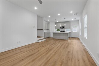 1220 E 33rd St in Houston, TX - Foto de edificio - Building Photo