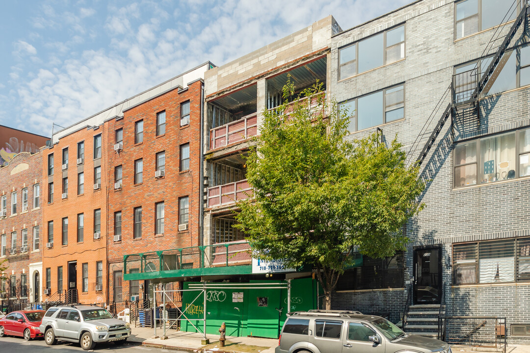 257 Jefferson St in Brooklyn, NY - Building Photo