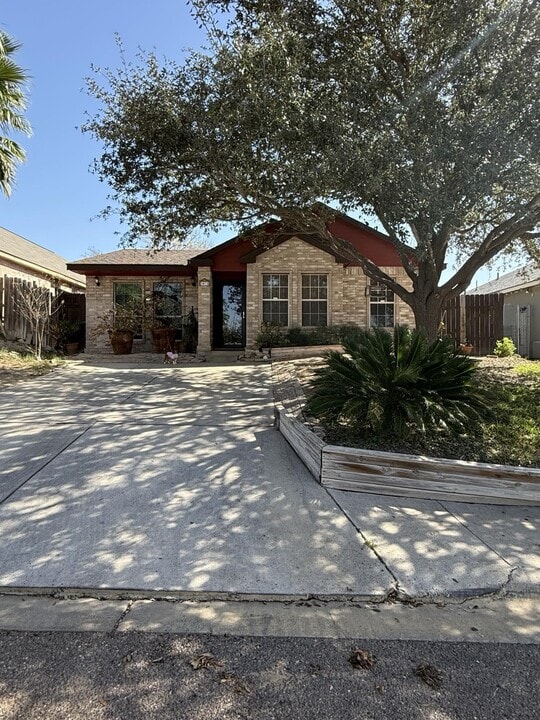 3073 St Gerard Ln in Laredo, TX - Building Photo