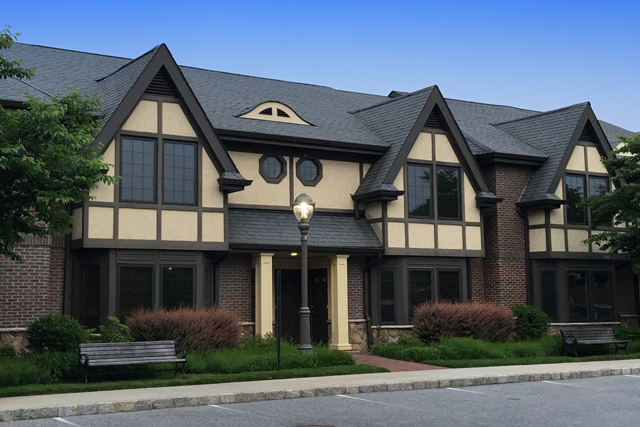 Fairfield Tudor At Rockville Centre in Rockville Centre, NY - Foto de edificio - Building Photo