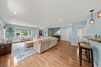 48 Seneca Trail in Denville, NJ - Foto de edificio - Building Photo