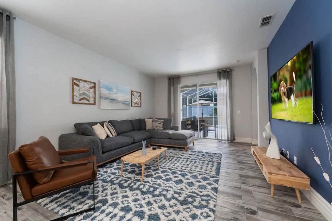 910 Oxford Dr in Davenport, FL - Foto de edificio