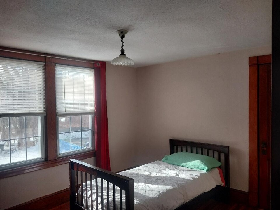 116 Hampden St in Chicopee, MA - Building Photo