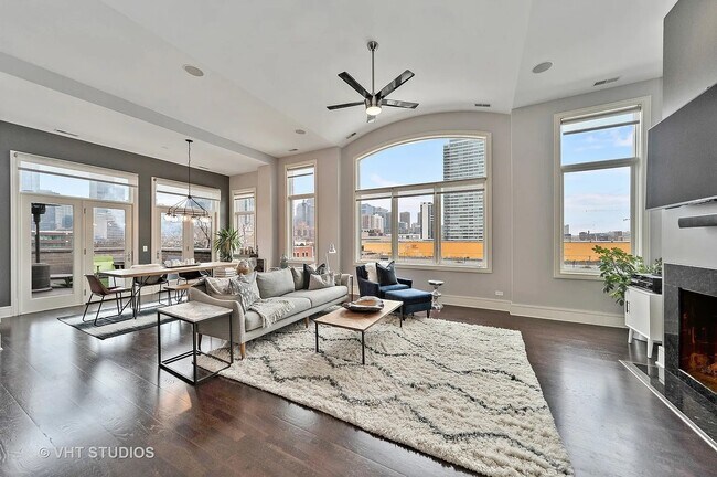 711 W Grand Ave, Unit 503 in Chicago, IL - Building Photo - Building Photo