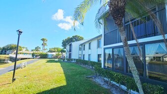 1001 Green Pine Blvd in West Palm Beach, FL - Building Photo