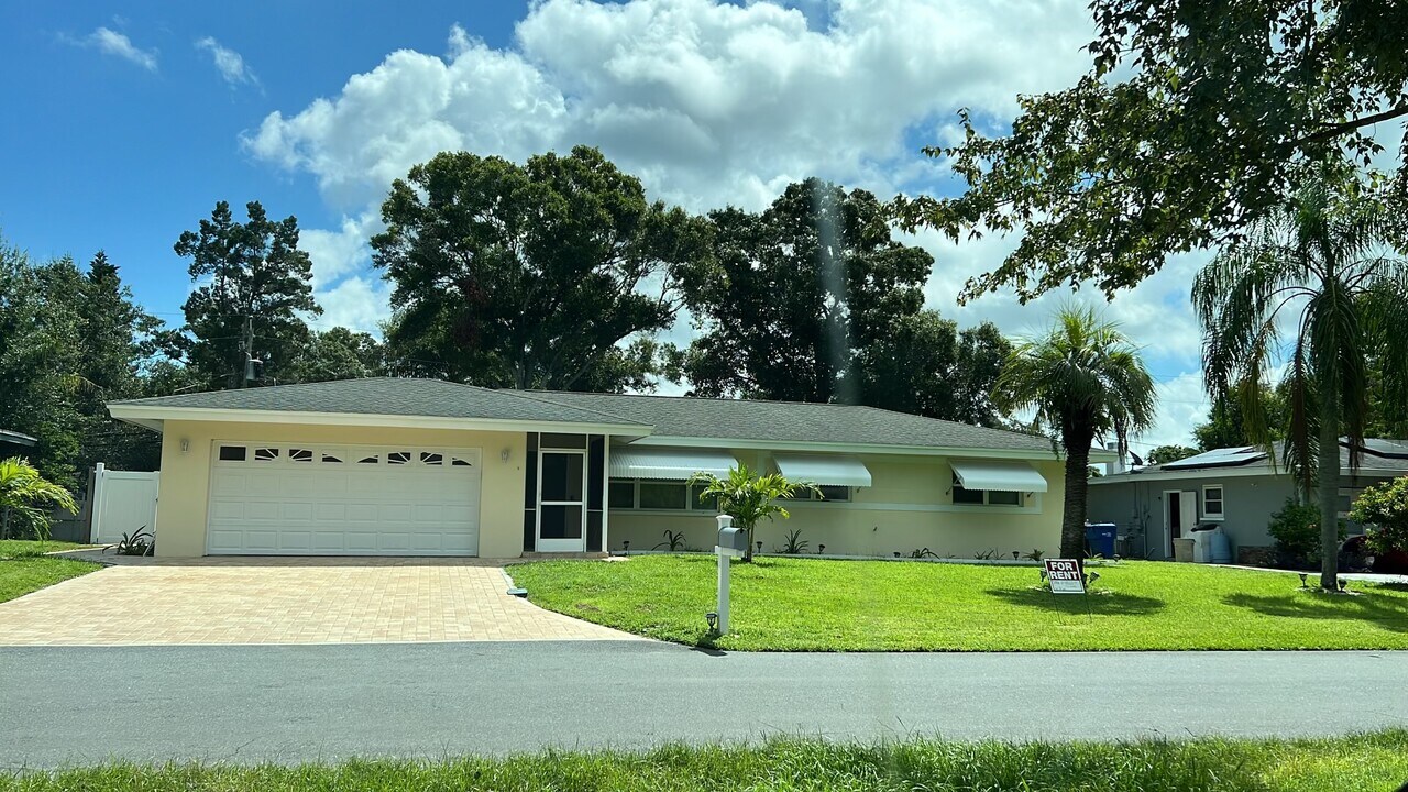 705 Forest Pkwy N in Largo, FL - Building Photo