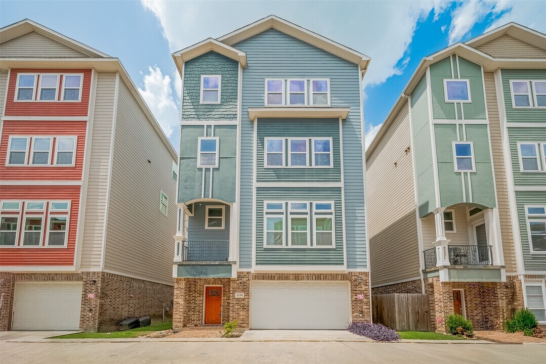 2106 Bidwell Dr in Houston, TX - Building Photo