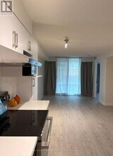 111 Elizabeth St in Toronto, ON - Building Photo - Building Photo