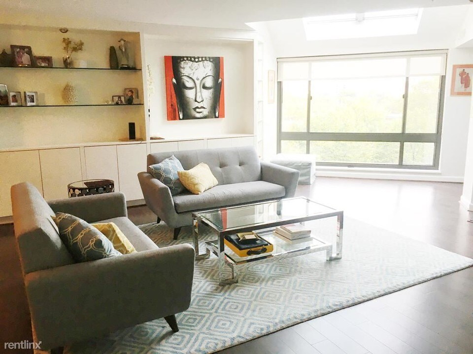 1077 30th St NW-Unit -Unit 708 in Washington, DC - Building Photo