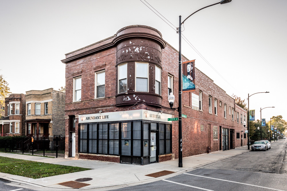 2817 E 77th St in Chicago, IL - Foto de edificio