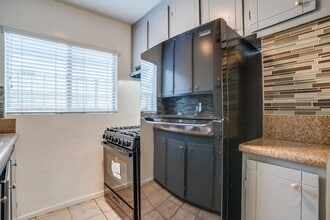 2425 S Ridgeley Dr in Los Angeles, CA - Building Photo - Building Photo