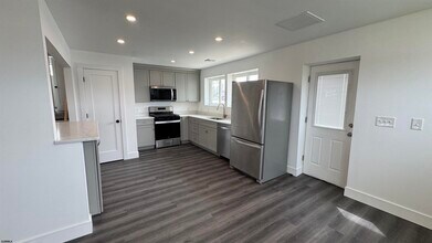 566 N Elberon Ave in Atlantic City, NJ - Foto de edificio - Building Photo