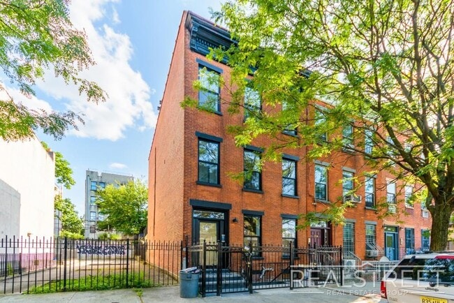 3 Bed 2 Bath with W/D & Terrace!, Unit 1