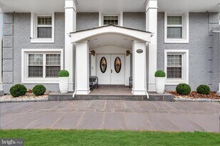 10904 Gainsborough Rd in Potomac, MD - Building Photo