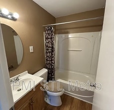 325 Caithness Rd in St. Louis, MO - Building Photo - Building Photo
