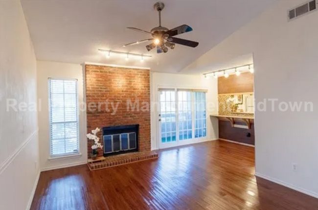 2105 St Michaels Dr in Arlington, TX - Building Photo - Building Photo
