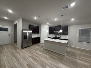 7722 Beaufort Ln in Mont Belvieu, TX - Building Photo - Building Photo