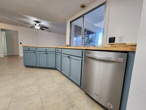 2332 Achilles St in Port Charlotte, FL - Foto de edificio - Building Photo