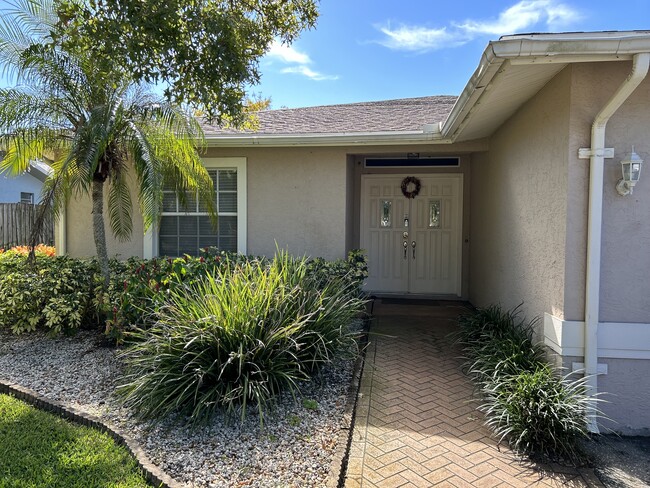 1327 Gulfview Woods Ln in Tarpon Springs, FL - Building Photo - Building Photo