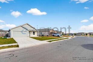 809 Riviera Ct in Seguin, TX - Building Photo