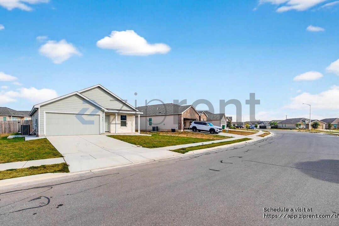 809 Riviera Ct in Seguin, TX - Building Photo