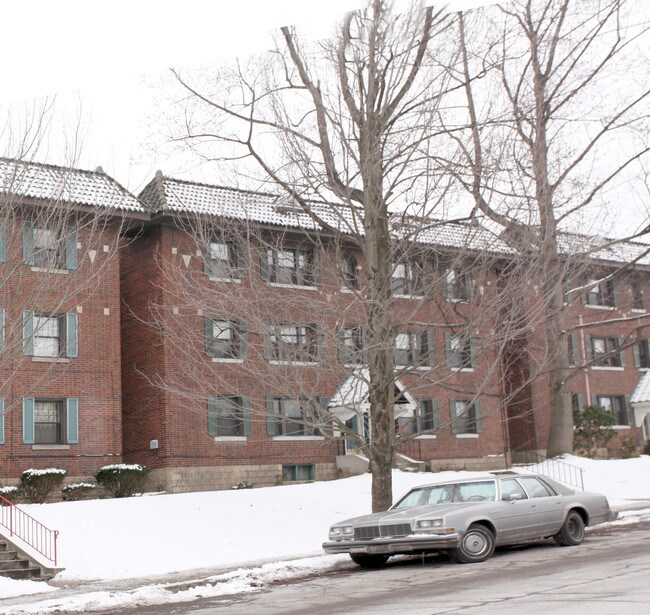 710 Shady Dr E in Pittsburgh, PA - Foto de edificio - Building Photo