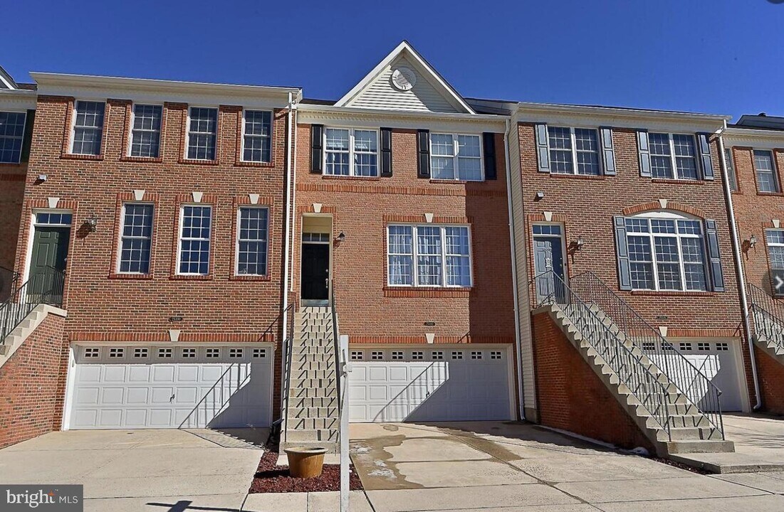 25332 McIntyre Square in Chantilly, VA - Building Photo