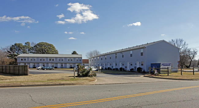 Highedge 2 Bedroom Apartments in Hampton, VA - Building Photo - Building Photo