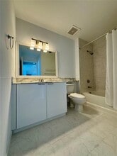 234 NE 3rd St, Unit LPH05 in Miami, FL - Building Photo - Building Photo