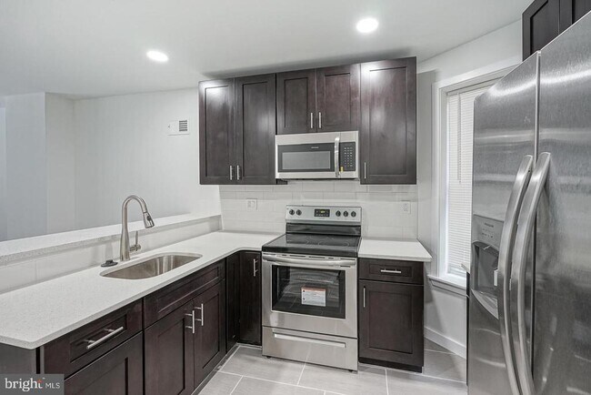 1831 Point Breeze Ave in Philadelphia, PA - Building Photo - Building Photo