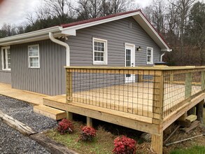 222 Bank Dr in Fall Branch, TN - Building Photo - Building Photo