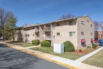 Idylwood Village West in Falls Church, VA - Foto de edificio - Building Photo