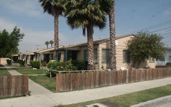 617-621 N Philadelphia St in Anaheim, CA - Foto de edificio - Building Photo