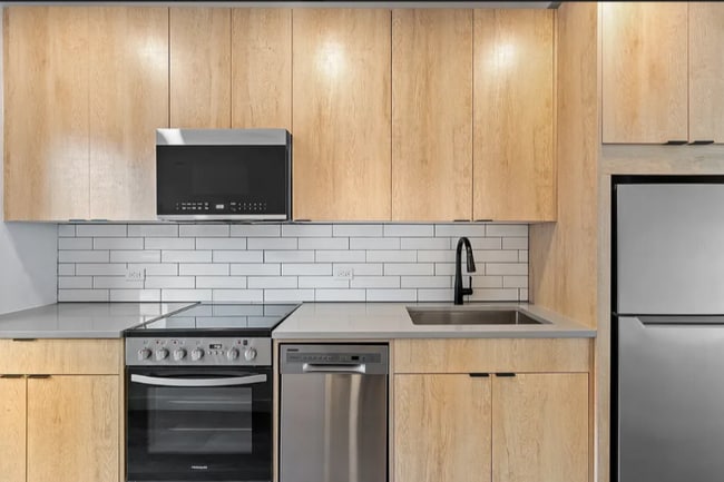 E. 127th St, Madison Ave in New York, NY - Foto de edificio - Building Photo