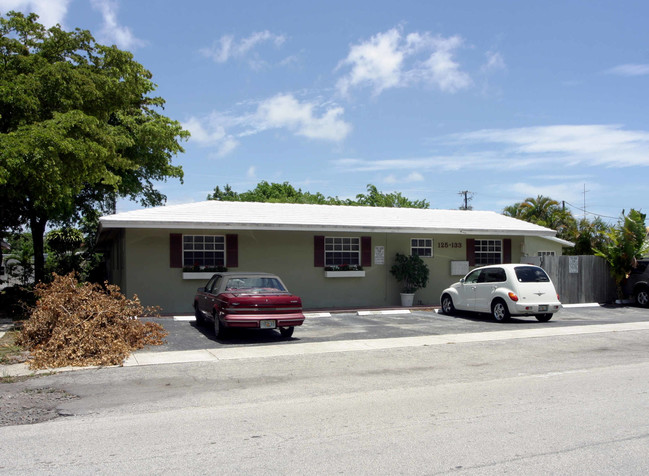 125-133 NW 25th St in Wilton Manors, FL - Building Photo - Building Photo