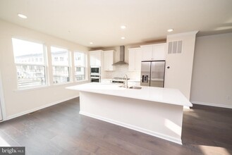 105 Vaughn Dr in West Windsor Township, NJ - Foto de edificio - Building Photo