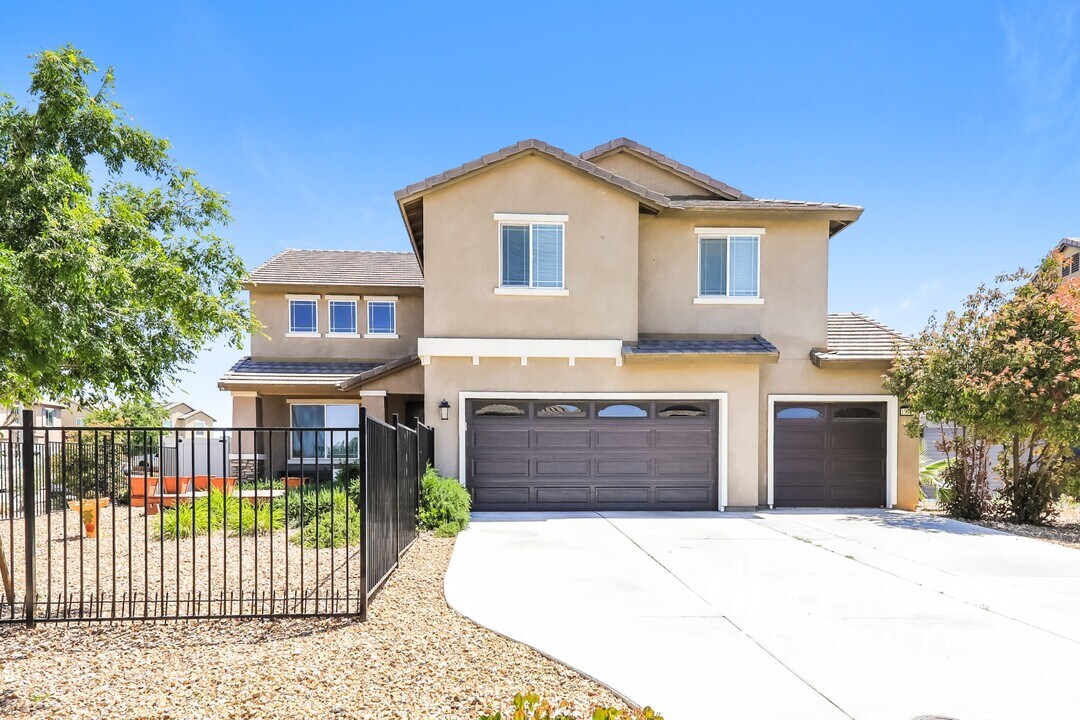 13725 Polk Ct in Oak Hills, CA - Building Photo